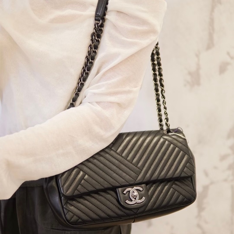 Chanel • 經典黑銀幾何山形紋羊皮銀釦Cf 25-0