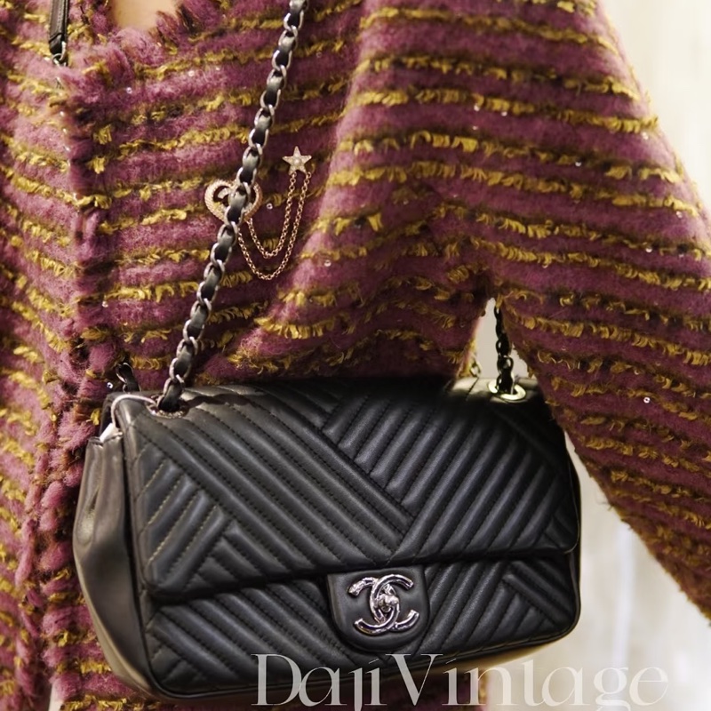 Chanel • 經典黑銀幾何山形紋羊皮銀釦Cf 25-1