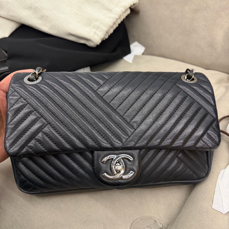 Chanel • 經典黑銀幾何山形紋羊皮銀釦Cf 25-2