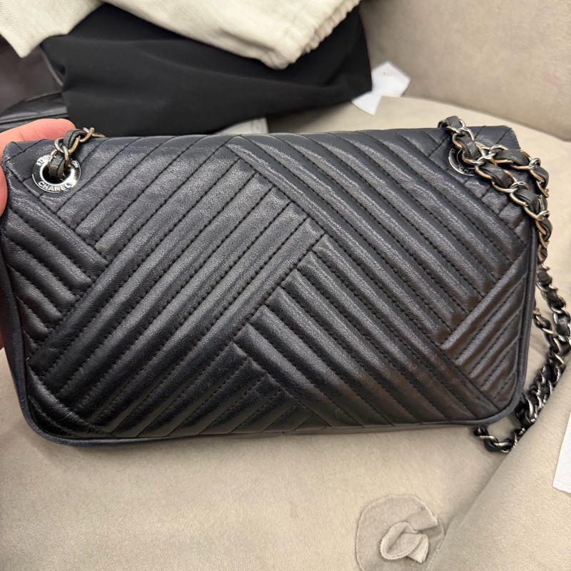 Chanel • 經典黑銀幾何山形紋羊皮銀釦Cf 25-3