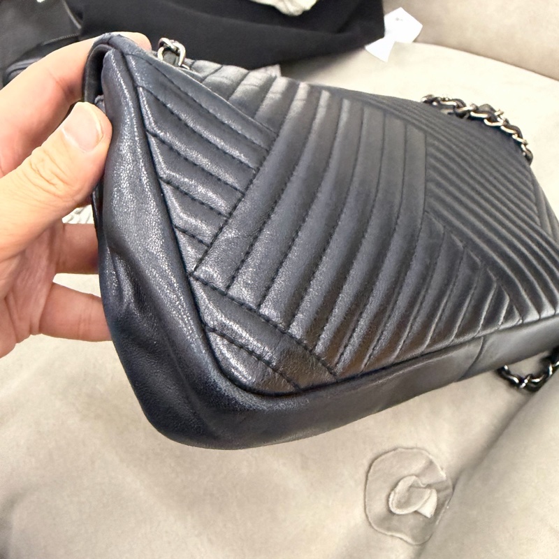 Chanel • 經典黑銀幾何山形紋羊皮銀釦Cf 25-4