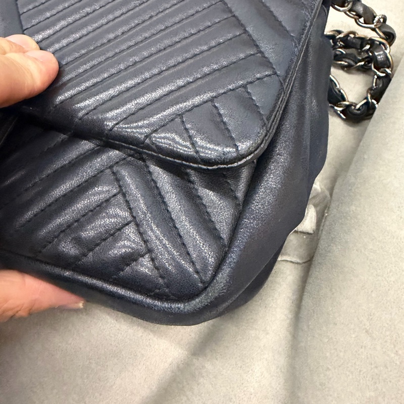 Chanel • 經典黑銀幾何山形紋羊皮銀釦Cf 25-6