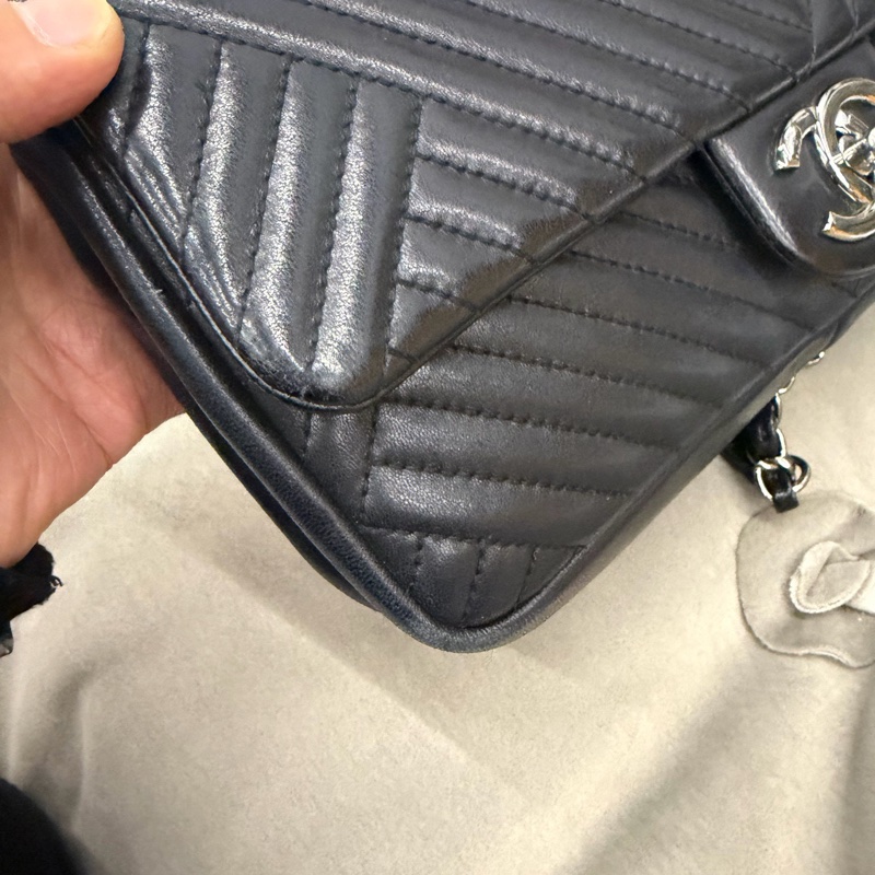 Chanel • 經典黑銀幾何山形紋羊皮銀釦Cf 25-7