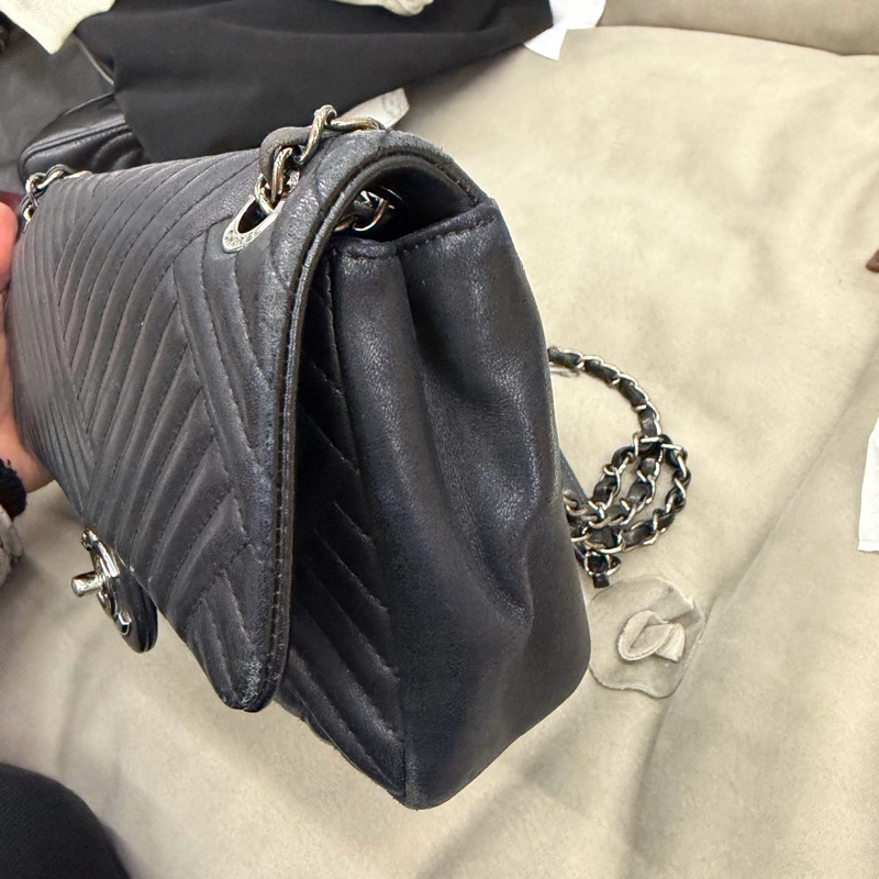 Chanel • 經典黑銀幾何山形紋羊皮銀釦Cf 25-9