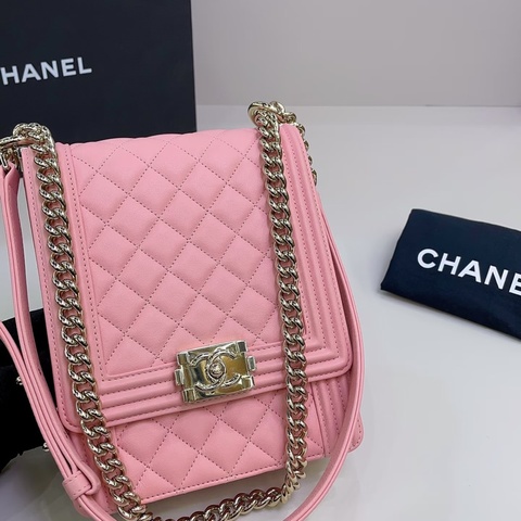 Chanel • 櫻花粉金釦牛皮豎版Le Boy 20