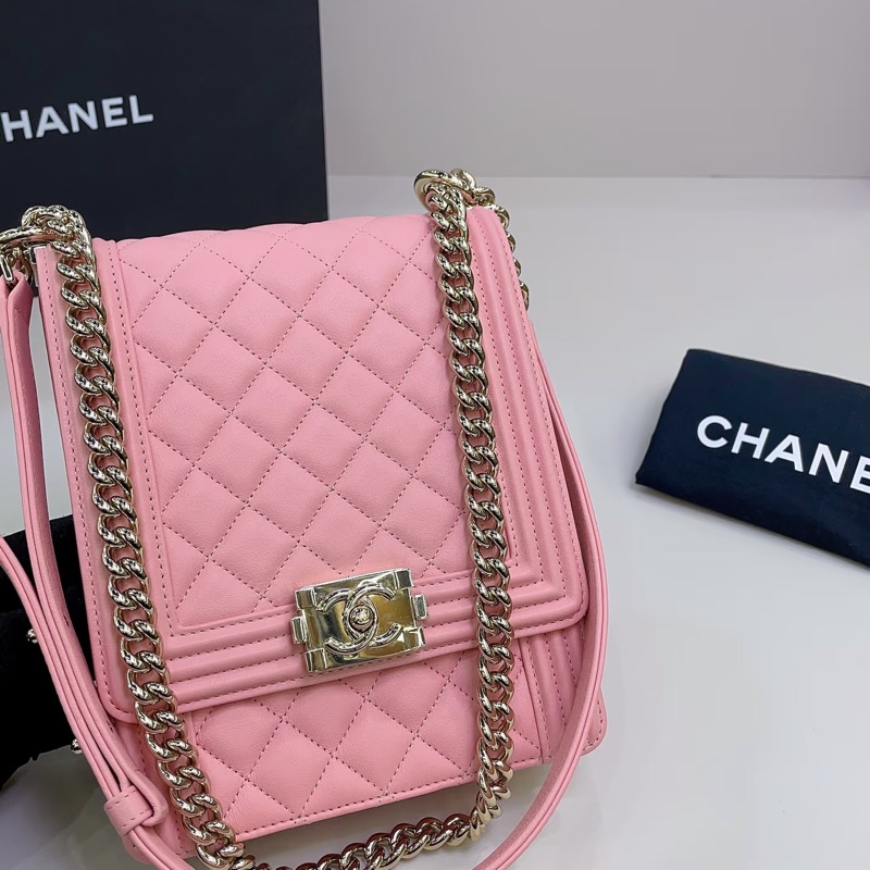 Chanel • 櫻花粉金釦牛皮豎版Le Boy 20-0