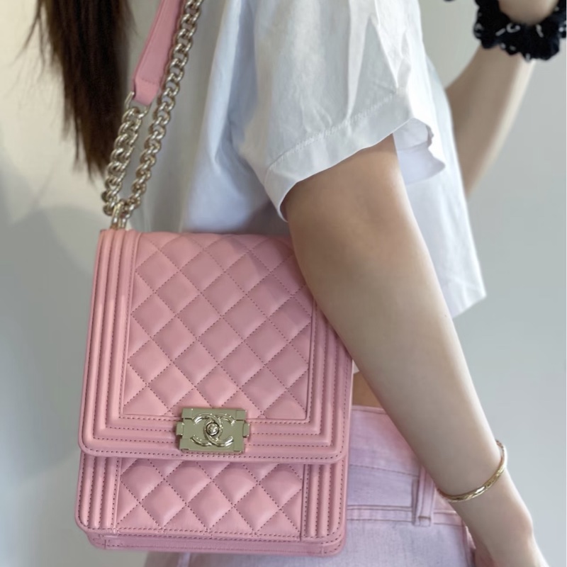 Chanel • 櫻花粉金釦牛皮豎版Le Boy 20-1