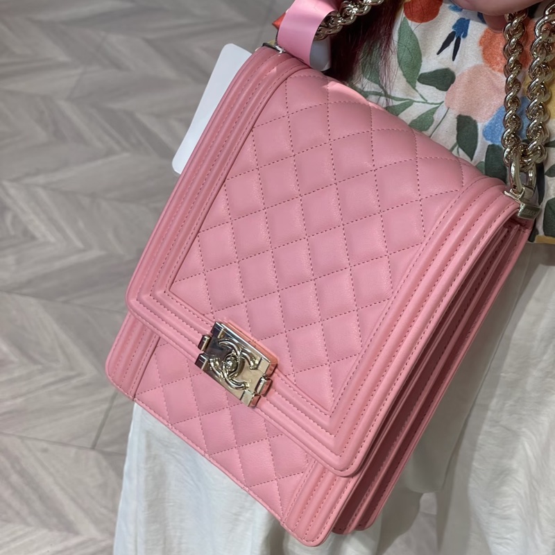 Chanel • 櫻花粉金釦牛皮豎版Le Boy 20-2