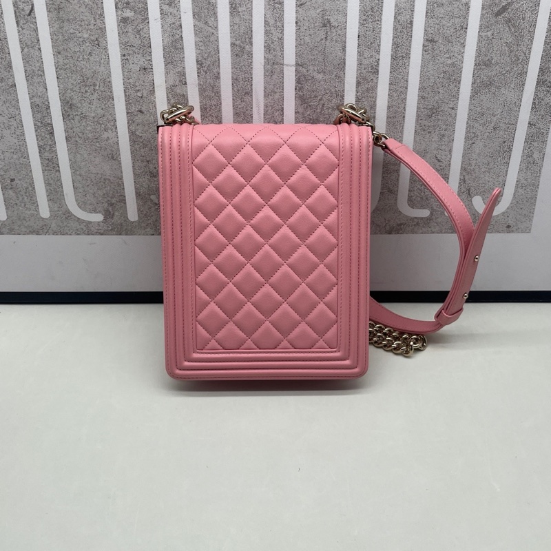 Chanel • 櫻花粉金釦牛皮豎版Le Boy 20-4