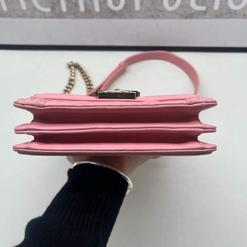 Chanel • 櫻花粉金釦牛皮豎版Le Boy 20-5