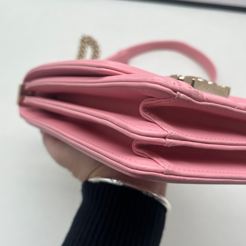 Chanel • 櫻花粉金釦牛皮豎版Le Boy 20-6