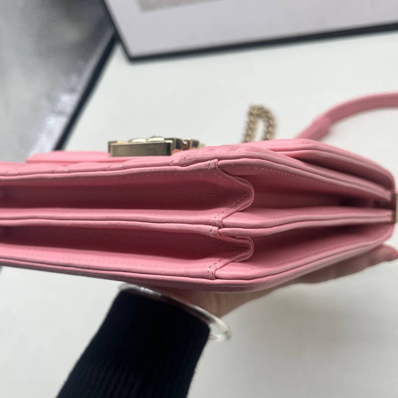 Chanel • 櫻花粉金釦牛皮豎版Le Boy 20-7