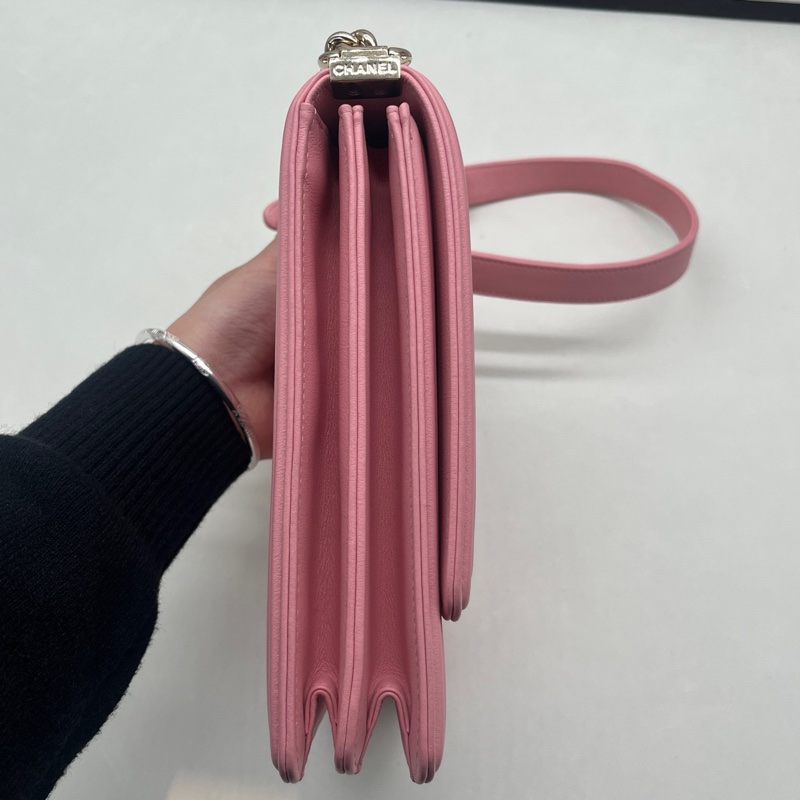 Chanel • 櫻花粉金釦牛皮豎版Le Boy 20-8