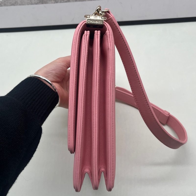 Chanel • 櫻花粉金釦牛皮豎版Le Boy 20-9