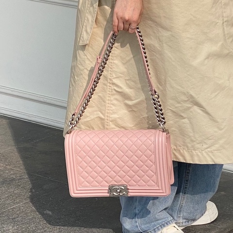 Chanel • 櫻花粉銀釦牛皮中大號 Le Boy 28