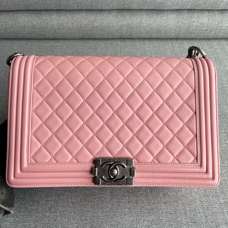 Chanel • 櫻花粉銀釦牛皮中大號 Le Boy 28-8