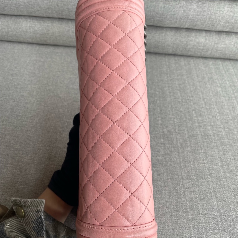 Chanel • 櫻花粉銀釦牛皮中大號 Le Boy 28-10