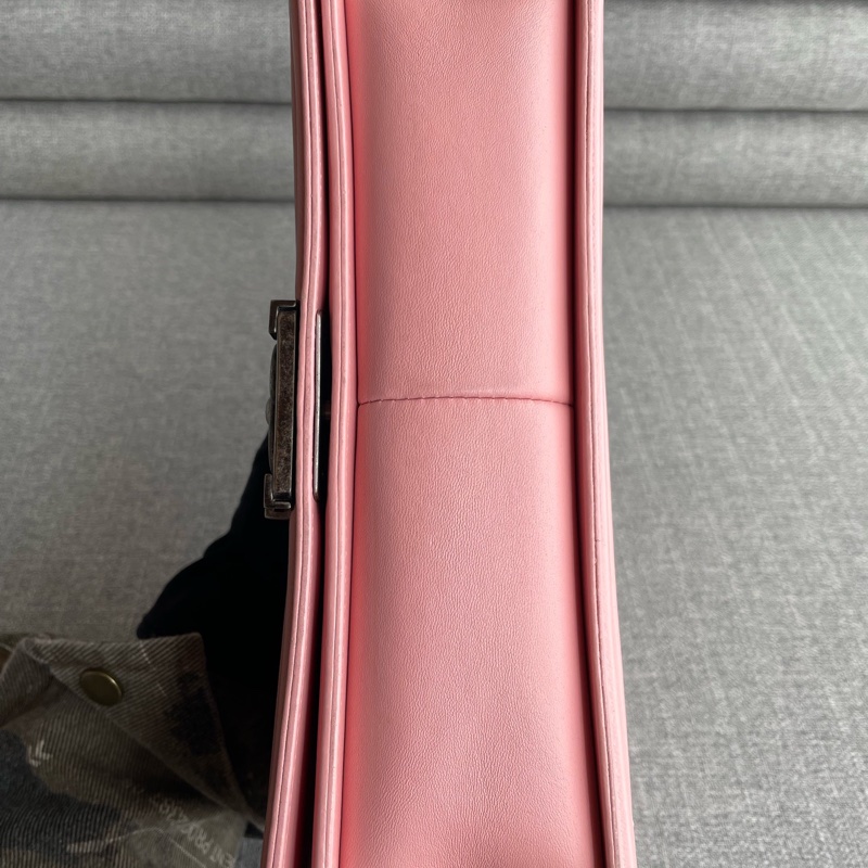 Chanel • 櫻花粉銀釦牛皮中大號 Le Boy 28-11