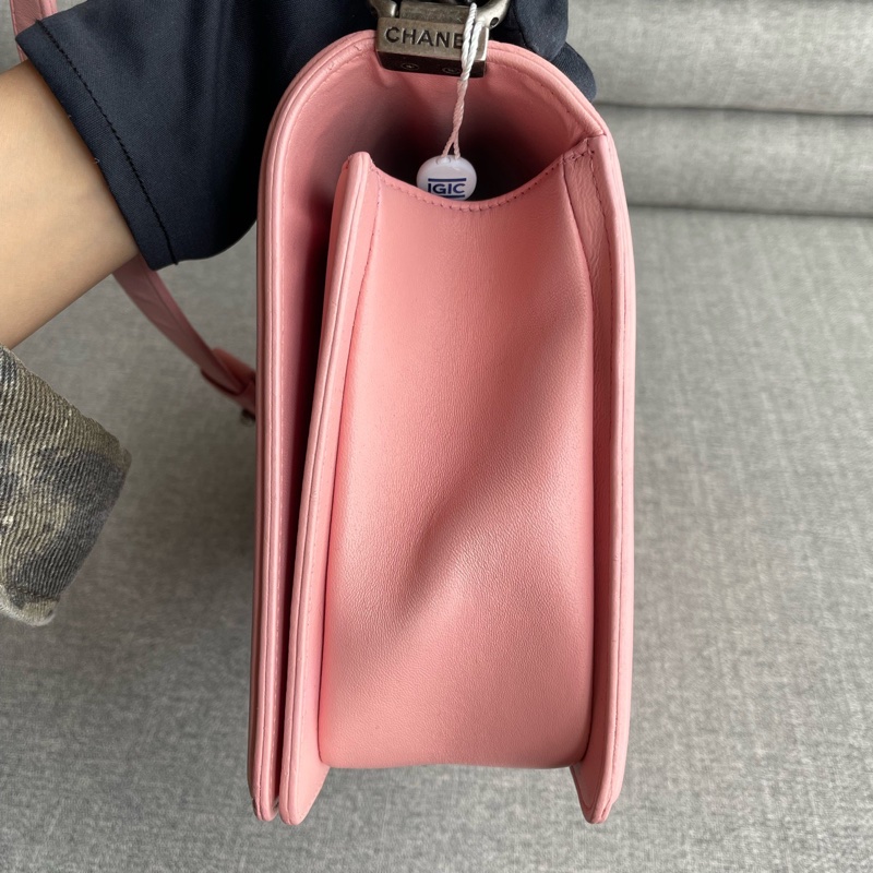 Chanel • 櫻花粉銀釦牛皮中大號 Le Boy 28-12