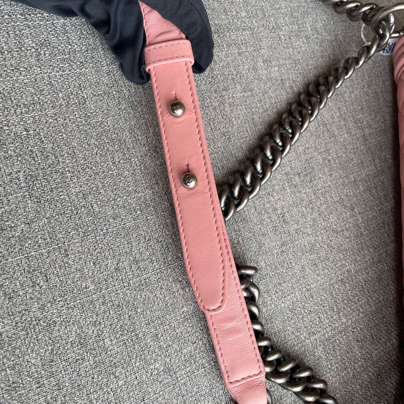 Chanel • 櫻花粉銀釦牛皮中大號 Le Boy 28-18