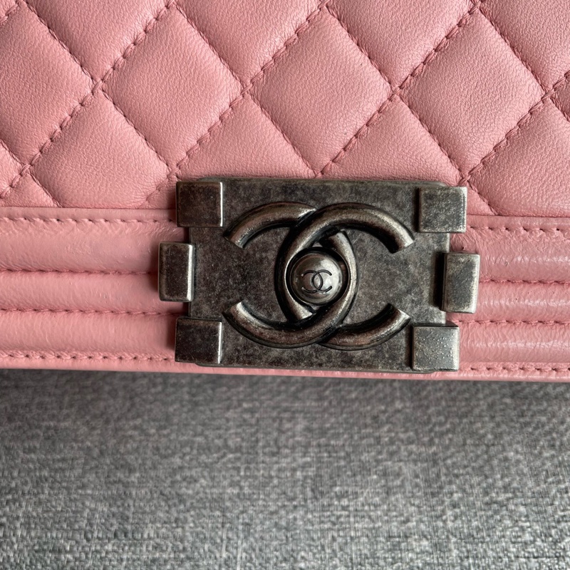 Chanel • 櫻花粉銀釦牛皮中大號 Le Boy 28-19