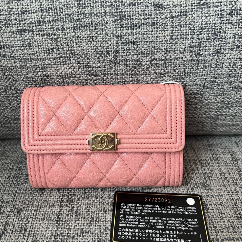 Chanel • 櫻花粉荔枝牛皮金釦中夾-0