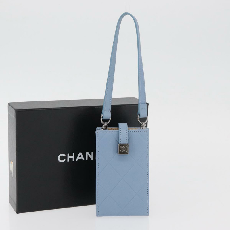 【日本直送】香奈兒手機殼/收納包 羊皮 銀色/淺藍色 CC標誌 YKZ1179V-11