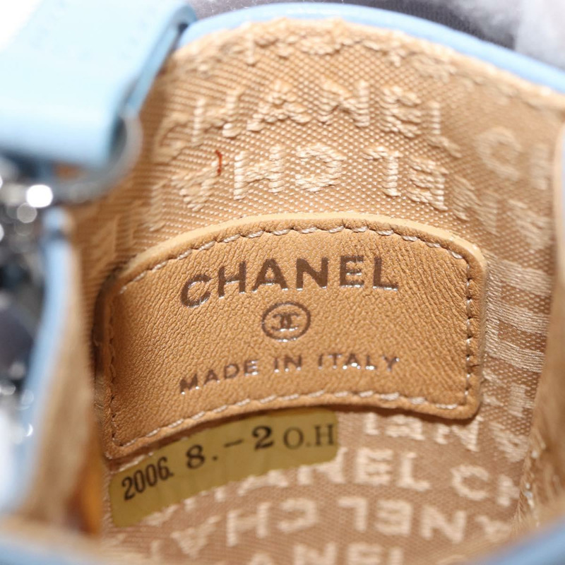 【日本直送】香奈兒手機殼/收納包 羊皮 銀色/淺藍色 CC標誌 YKZ1179V-18