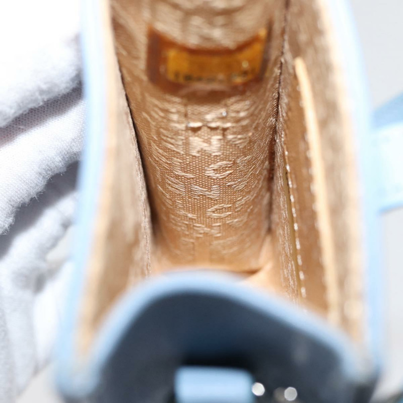 【日本直送】香奈兒手機殼/收納包 羊皮 銀色/淺藍色 CC標誌 YKZ1179V-20