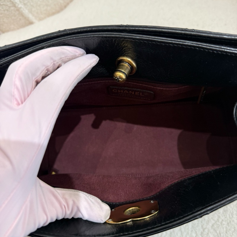 Chanel • 孟買黑金油臘牛皮鏈條肩背包-9