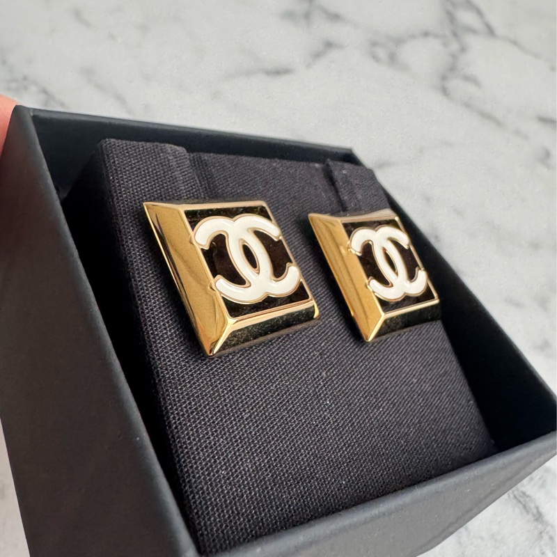 Chanel金色方白雙C耳環-3