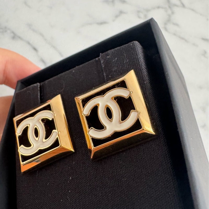 Chanel金色方白雙C耳環-5