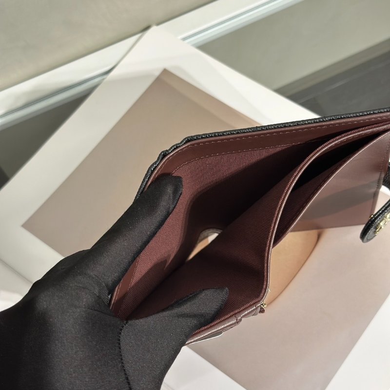 CHANEL 雙折護照夾中型錢包 - 黑金-6