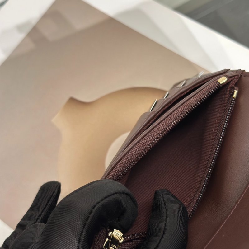 CHANEL 雙折護照夾中型錢包 - 黑金-8