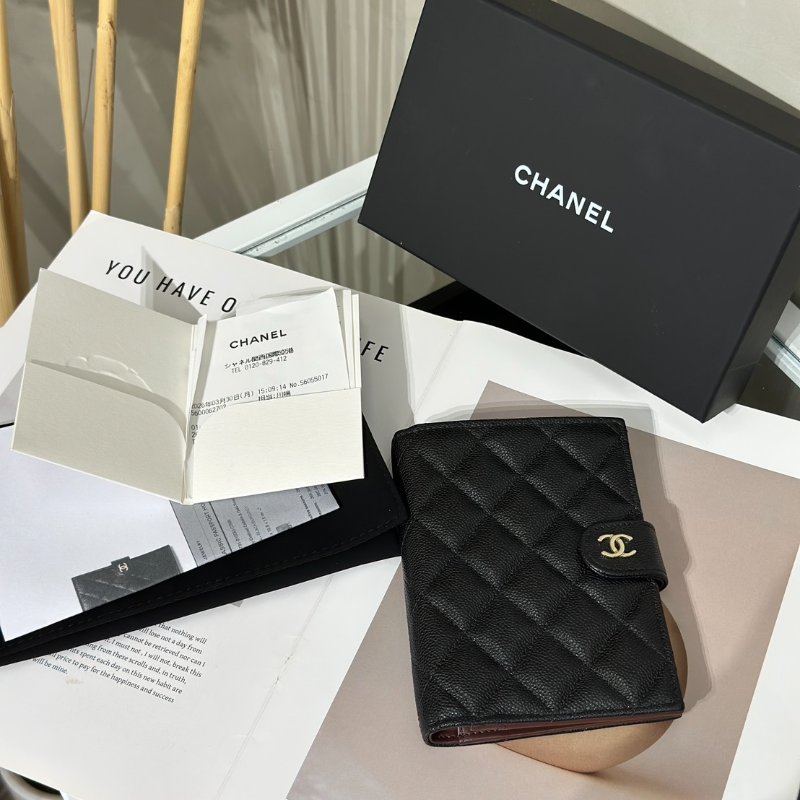 CHANEL 雙折護照夾中型錢包 - 黑金-9