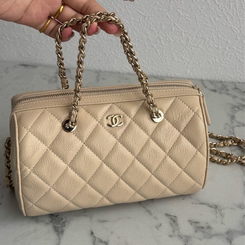 Chanel AP4474奶茶色荔枝淡金雙C手提兩用圓桶包