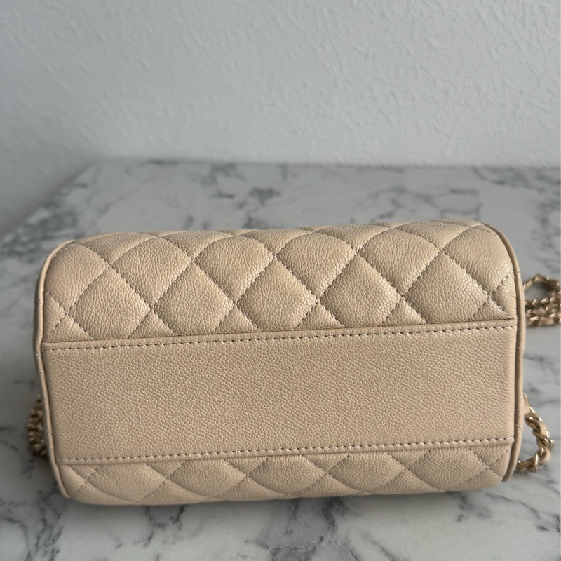 Chanel AP4474奶茶色荔枝淡金雙C手提兩用圓桶包-5