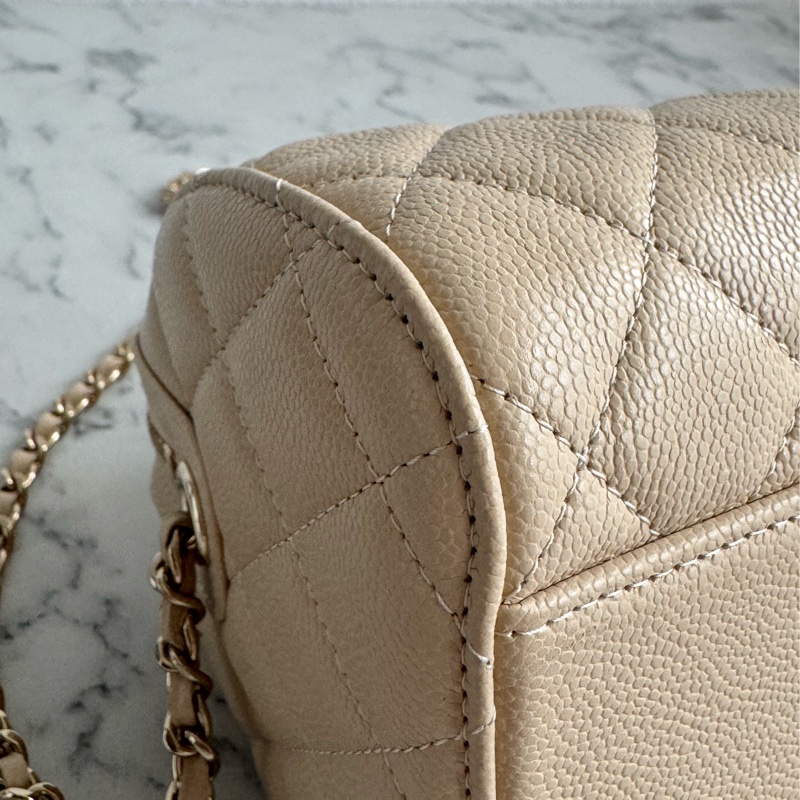 Chanel AP4474奶茶色荔枝淡金雙C手提兩用圓桶包-6