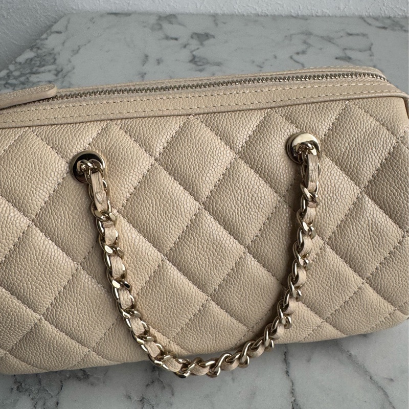 Chanel AP4474奶茶色荔枝淡金雙C手提兩用圓桶包-10