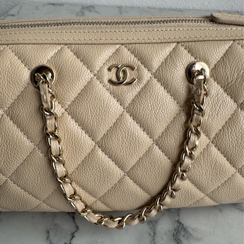 Chanel AP4474奶茶色荔枝淡金雙C手提兩用圓桶包-11