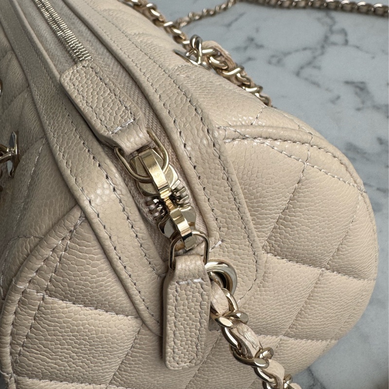 Chanel AP4474奶茶色荔枝淡金雙C手提兩用圓桶包-13