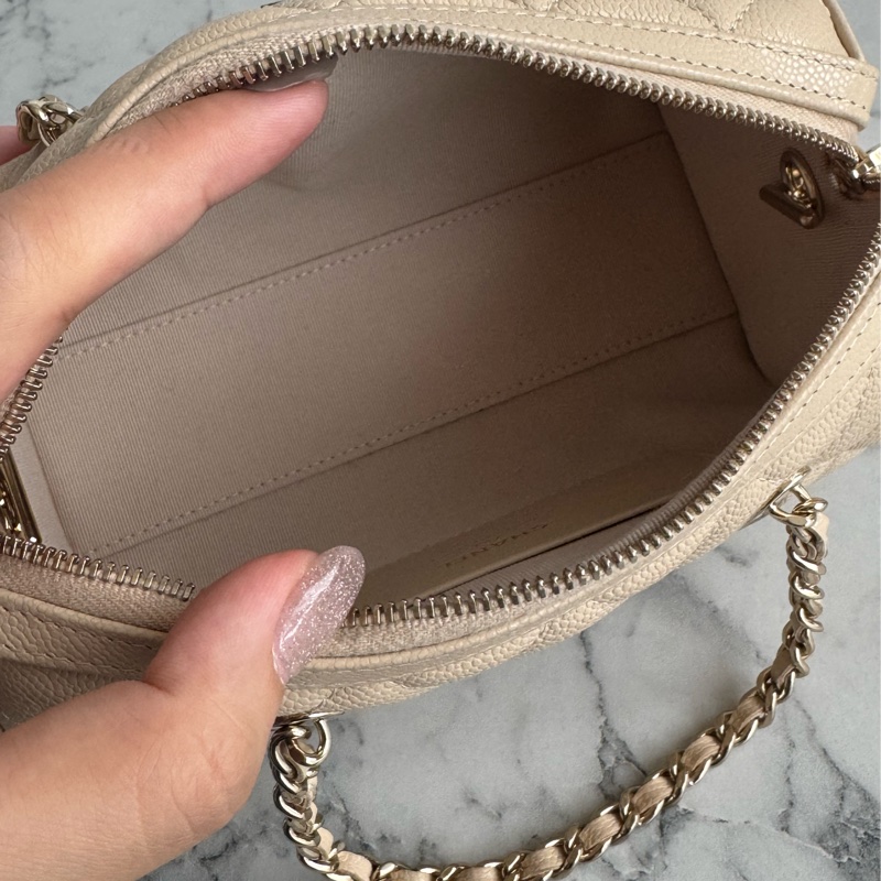 Chanel AP4474奶茶色荔枝淡金雙C手提兩用圓桶包-14