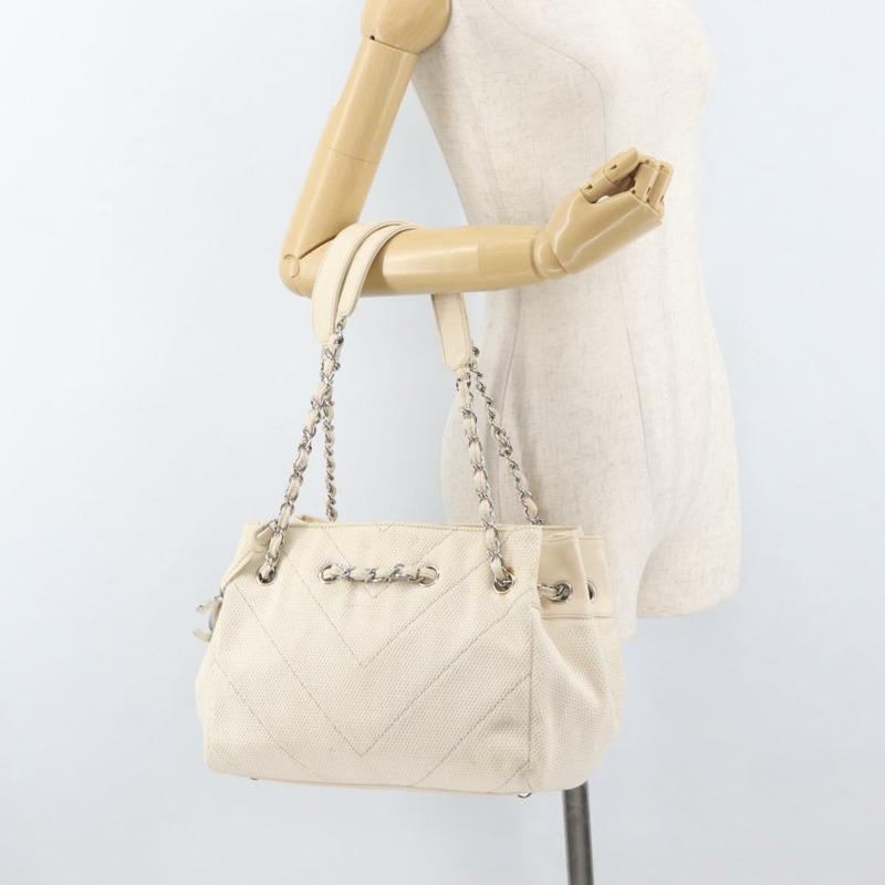 【日本直送】香奈兒鏈V形縫線單肩背包帆布米色銀色CC正品 YKZ1182A-21