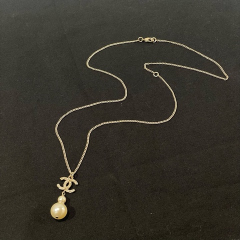 CHANEL香奈兒淡金色金屬水鑽雙C 珍珠吊墜項鍊毛衣鏈