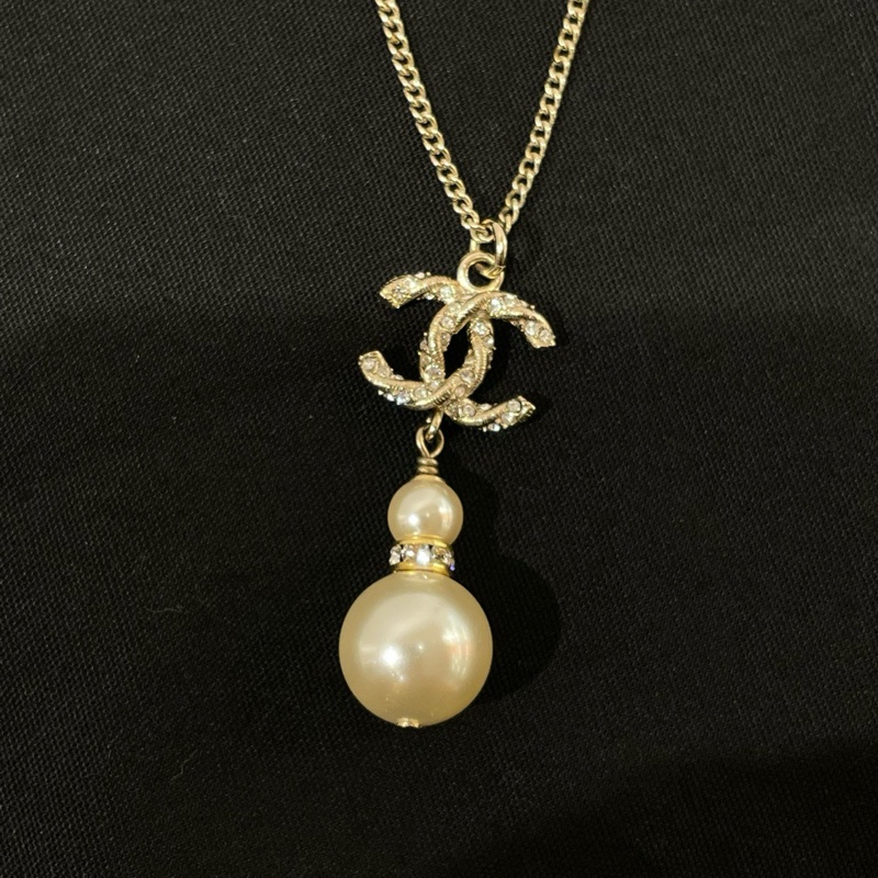 CHANEL香奈兒淡金色金屬水鑽雙C 珍珠吊墜項鍊毛衣鏈-1