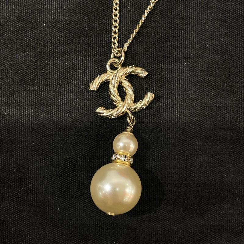 CHANEL香奈兒淡金色金屬水鑽雙C 珍珠吊墜項鍊毛衣鏈-2