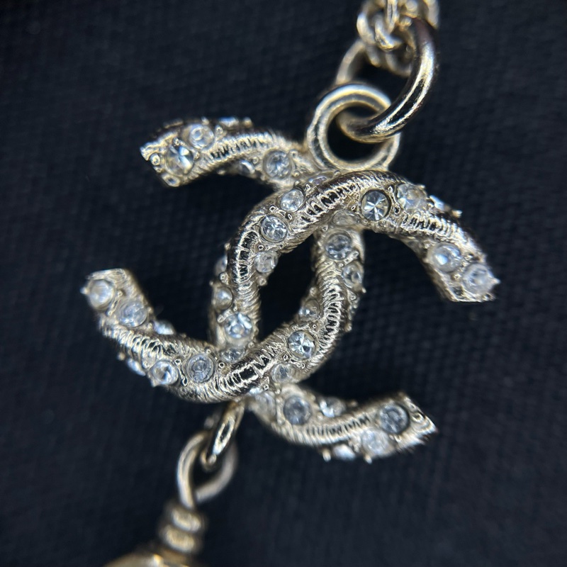 CHANEL香奈兒淡金色金屬水鑽雙C 珍珠吊墜項鍊毛衣鏈-3