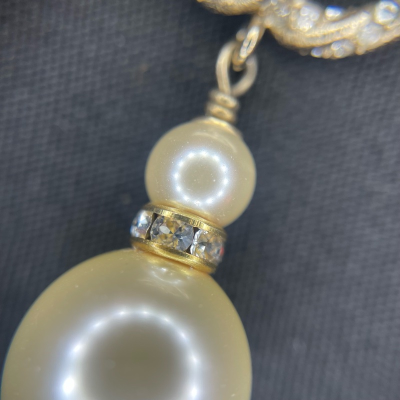 CHANEL香奈兒淡金色金屬水鑽雙C 珍珠吊墜項鍊毛衣鏈-4