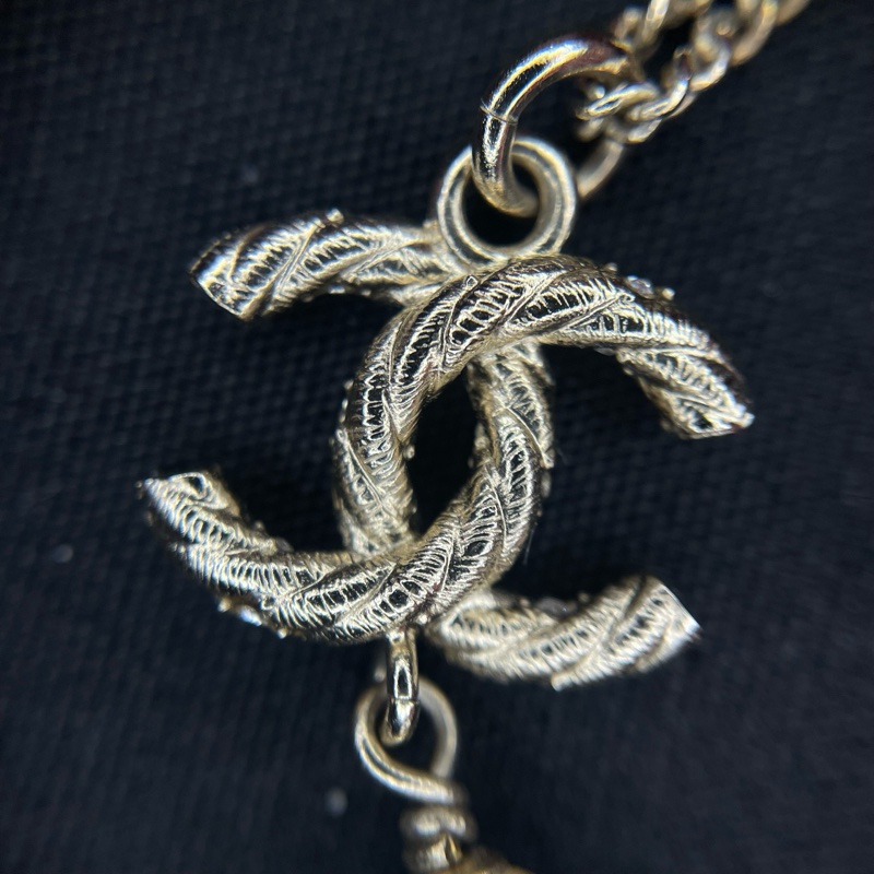 CHANEL香奈兒淡金色金屬水鑽雙C 珍珠吊墜項鍊毛衣鏈-5