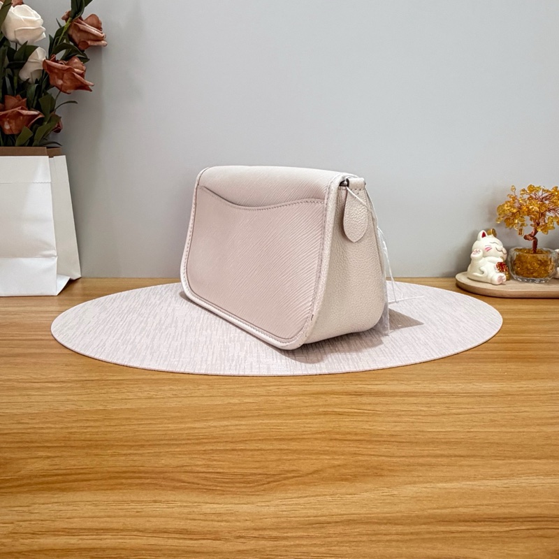 98❤️Louis Vuitton Buci奶白色水波紋法棍包-3